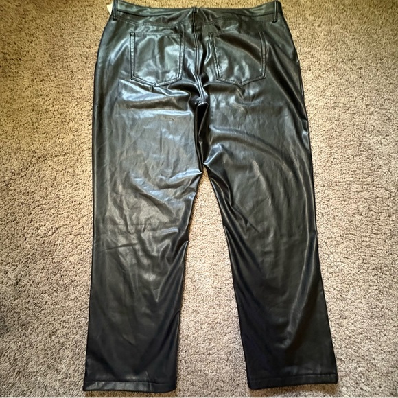 Abercrombie & Fitch 90’s Straight Ultra High Rise Black Faux Leather Pants - Picture 6 of 15